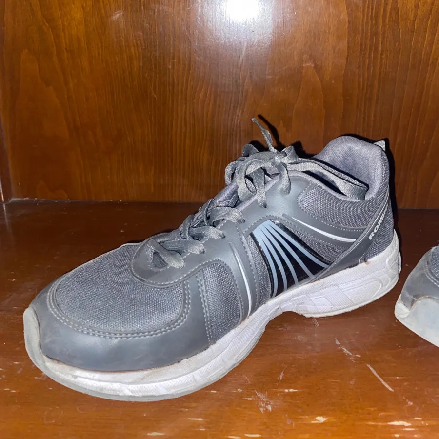 کفش اسپورت طوسی