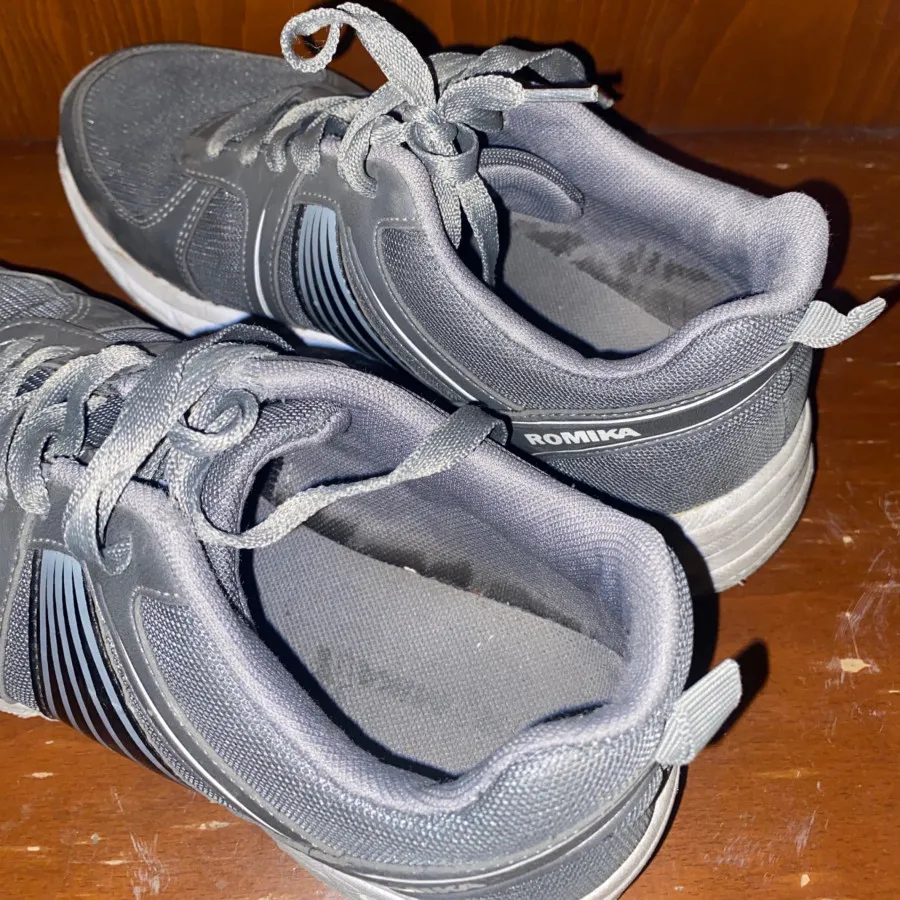 کفش اسپورت طوسی