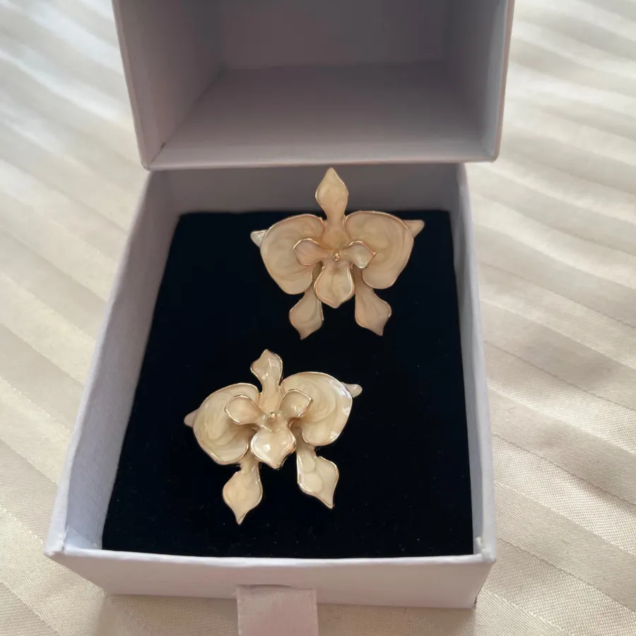 دو عدد گل سینه