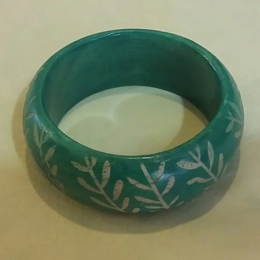 النگو چوبی سبز طرح دار