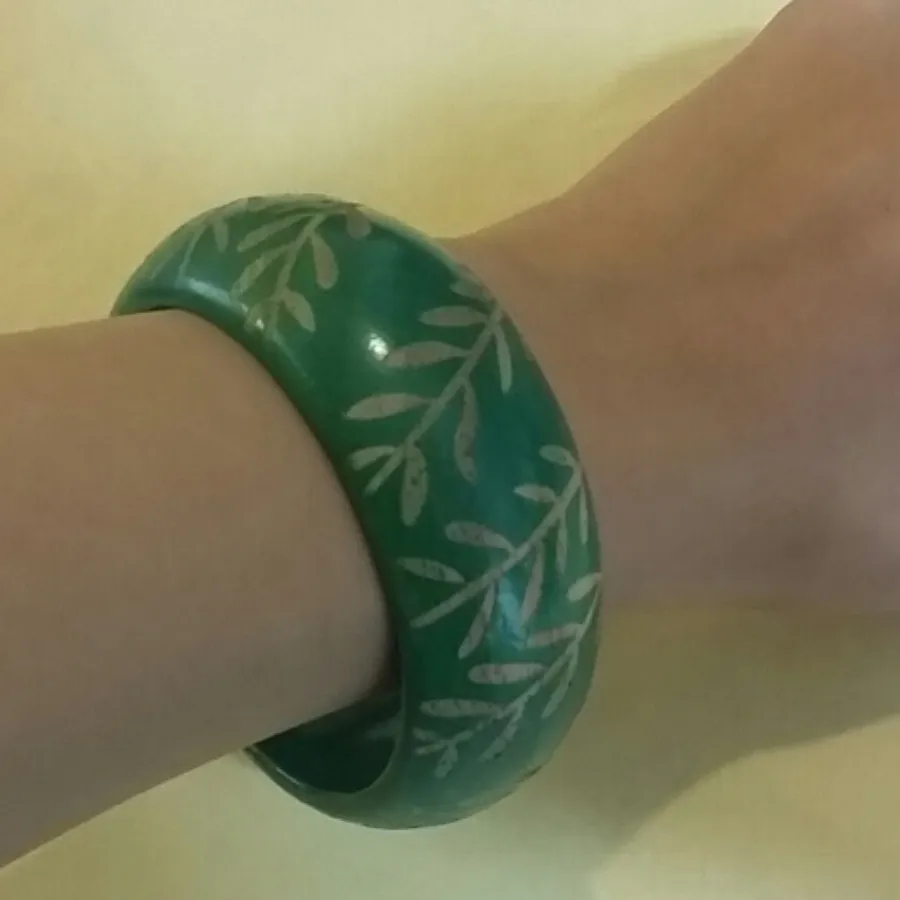 النگو چوبی سبز طرح دار