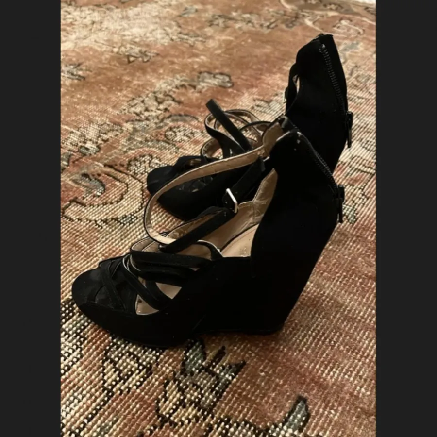 پاشنه اچ اند ام