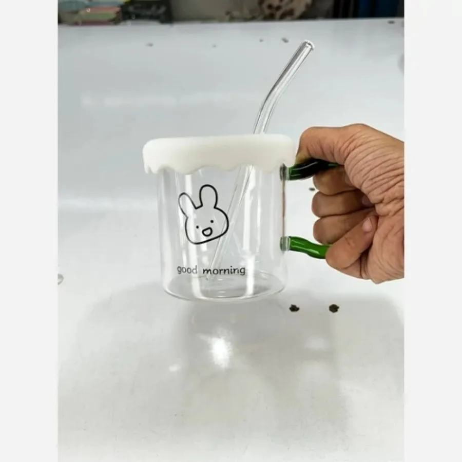 لیوان پیرکس درب دار و نی