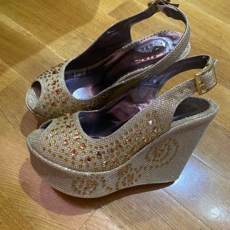 کفش طلایی مجلسی نگیندار