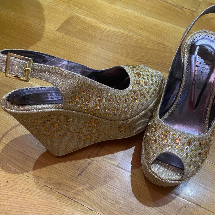 کفش طلایی مجلسی نگیندار