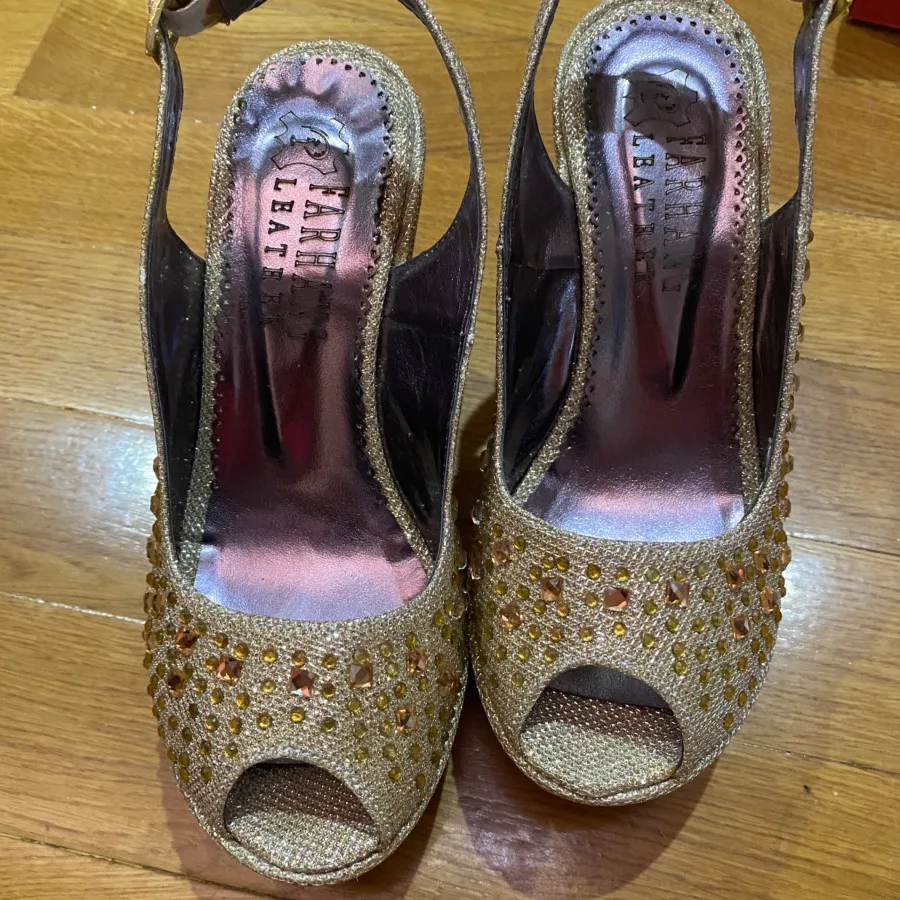 کفش طلایی مجلسی نگیندار