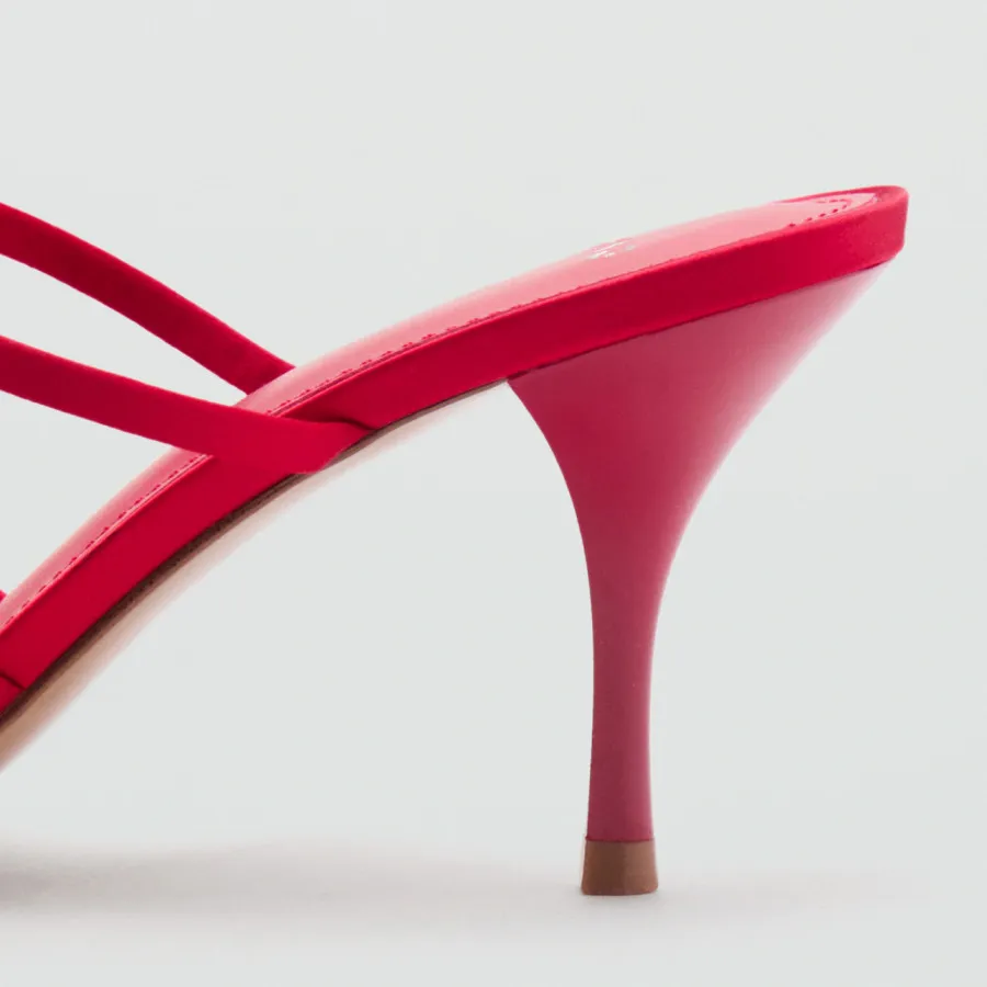 کفش منگو قرمز