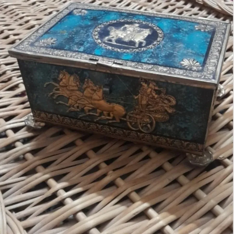 جعبه فلزی قدیمی