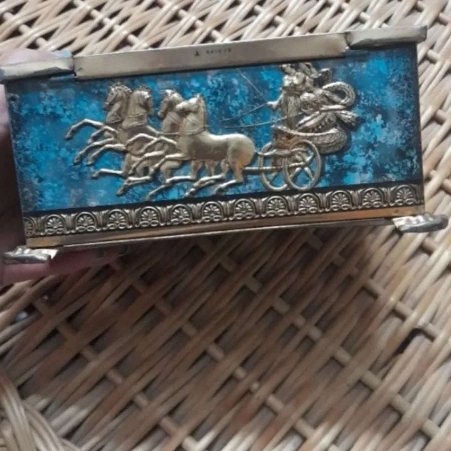 جعبه فلزی قدیمی