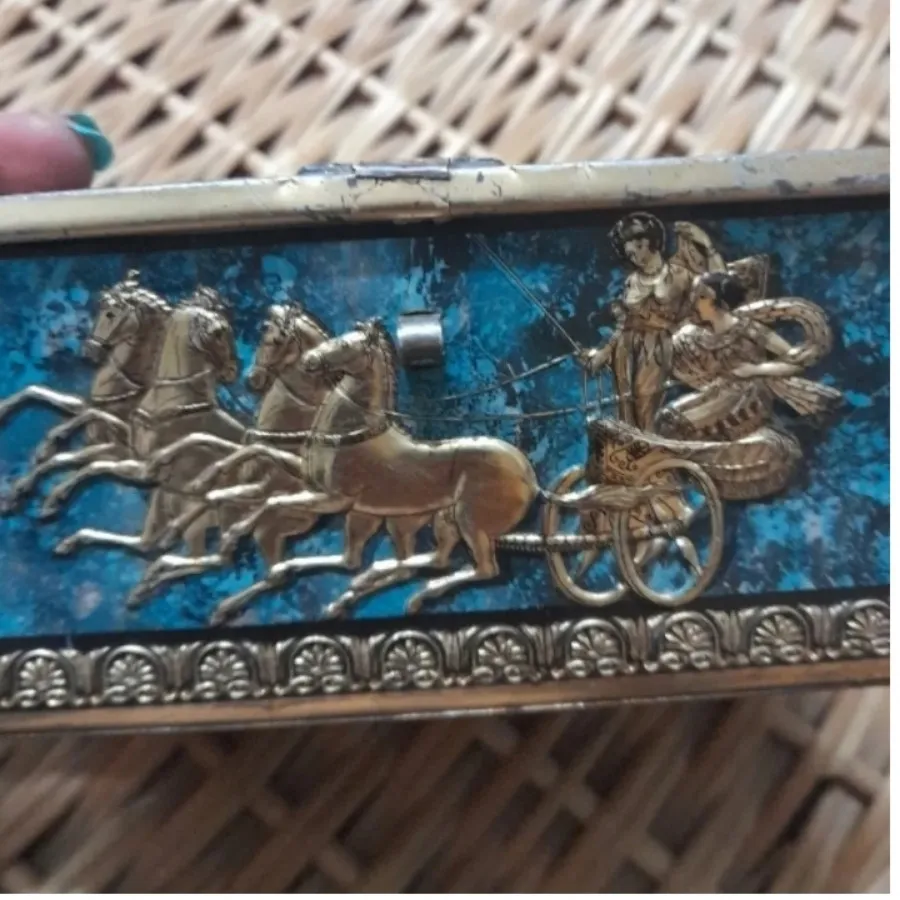 جعبه فلزی قدیمی