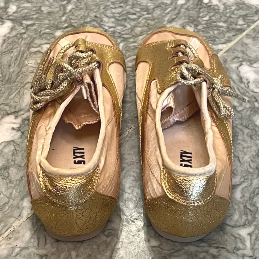 کفش اسپورت طلایی