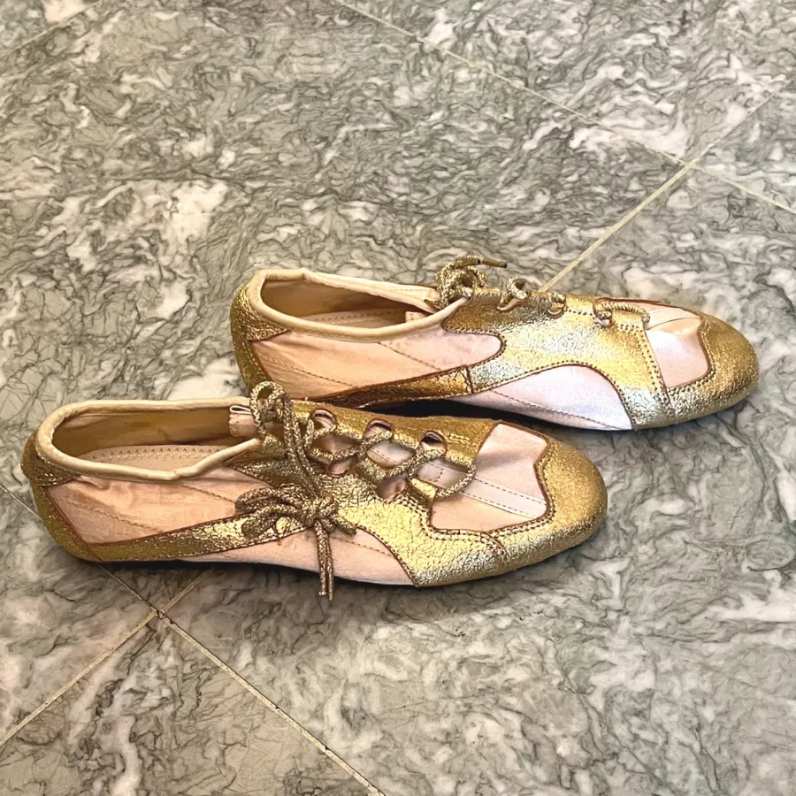 کفش اسپورت طلایی