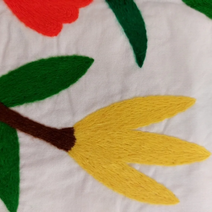 کوسن گلدوزی شده