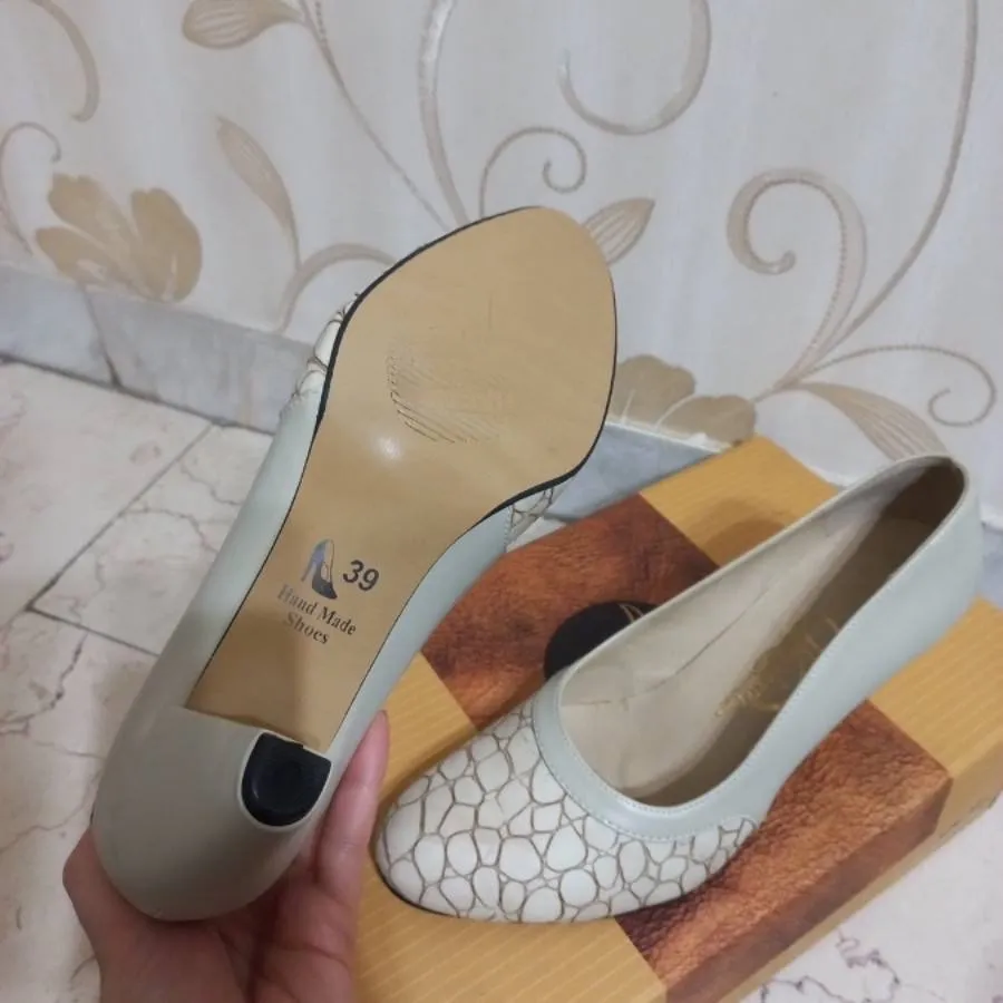 کفش شیری پاشنه دار