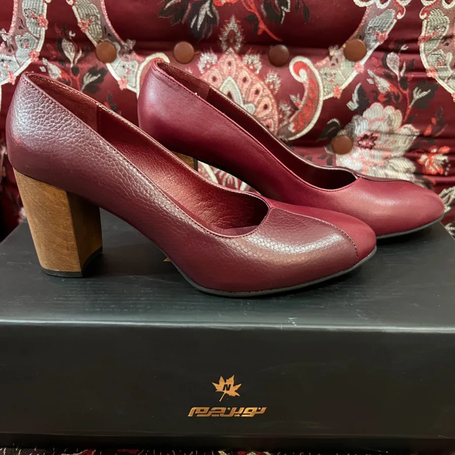 کفش زرشکی چرم  پاشنه چوبی