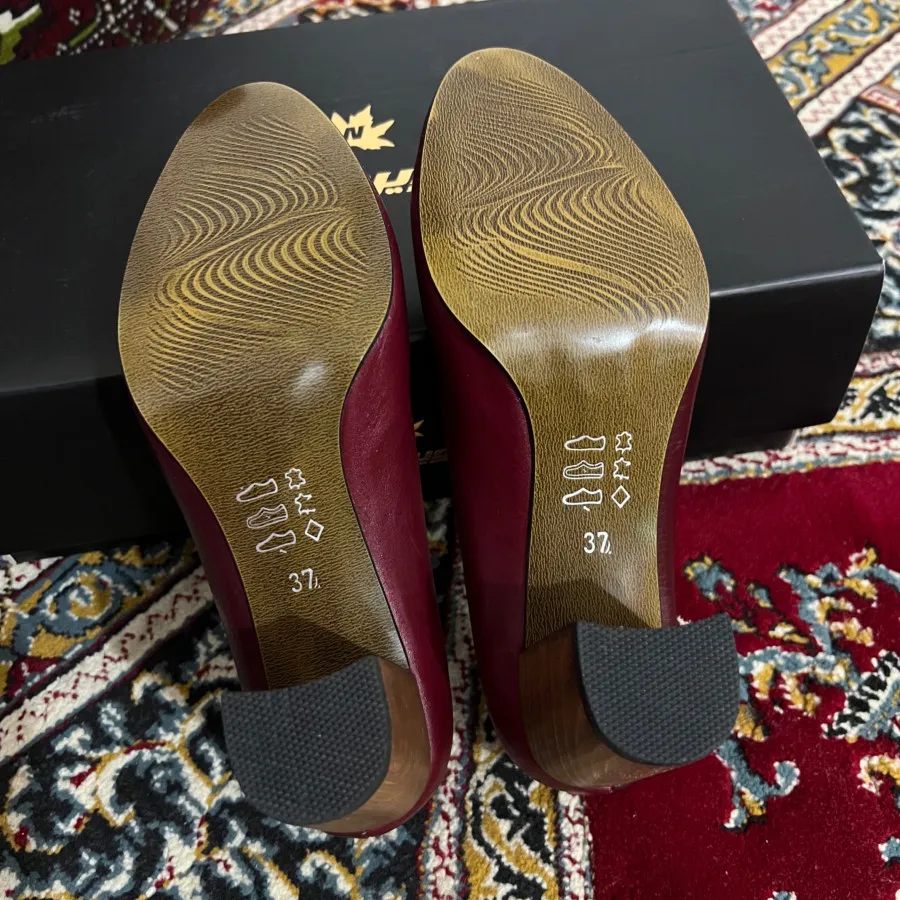 کفش زرشکی چرم  پاشنه چوبی