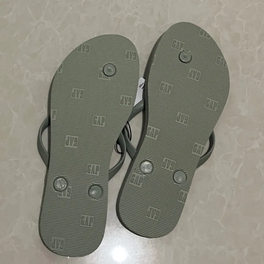 Gap flip flops