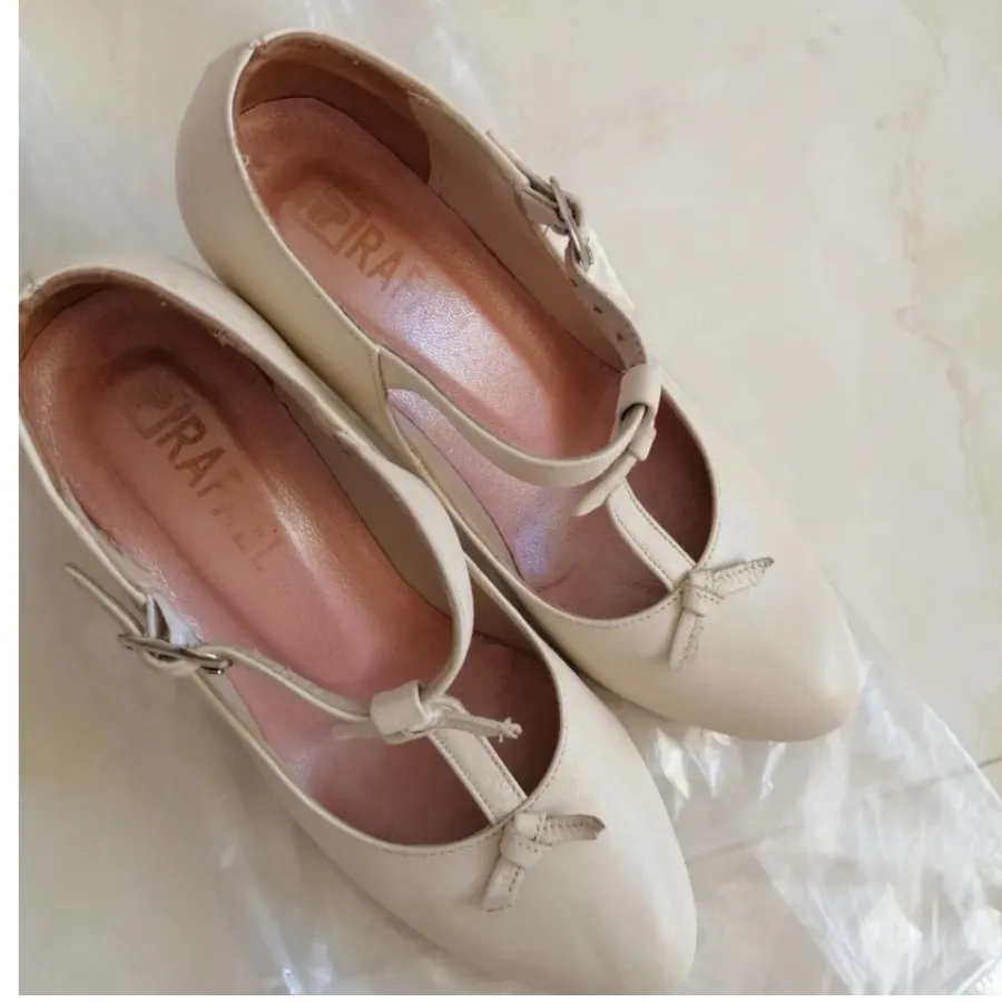 کفش پاشنه دار کرم