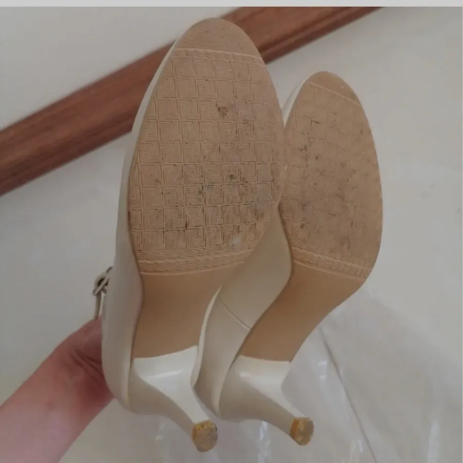 کفش پاشنه دار کرم