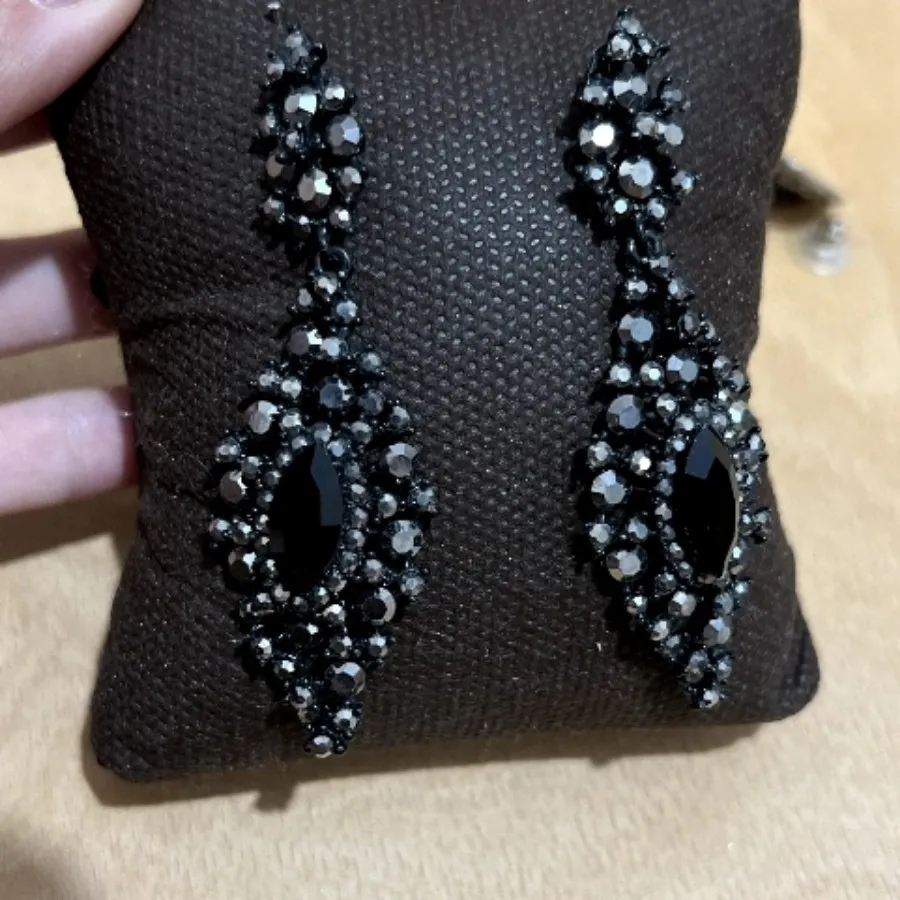 گوشواره نگین مشکی