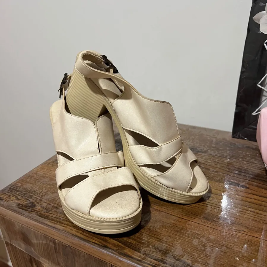 کفش پاشنه دار