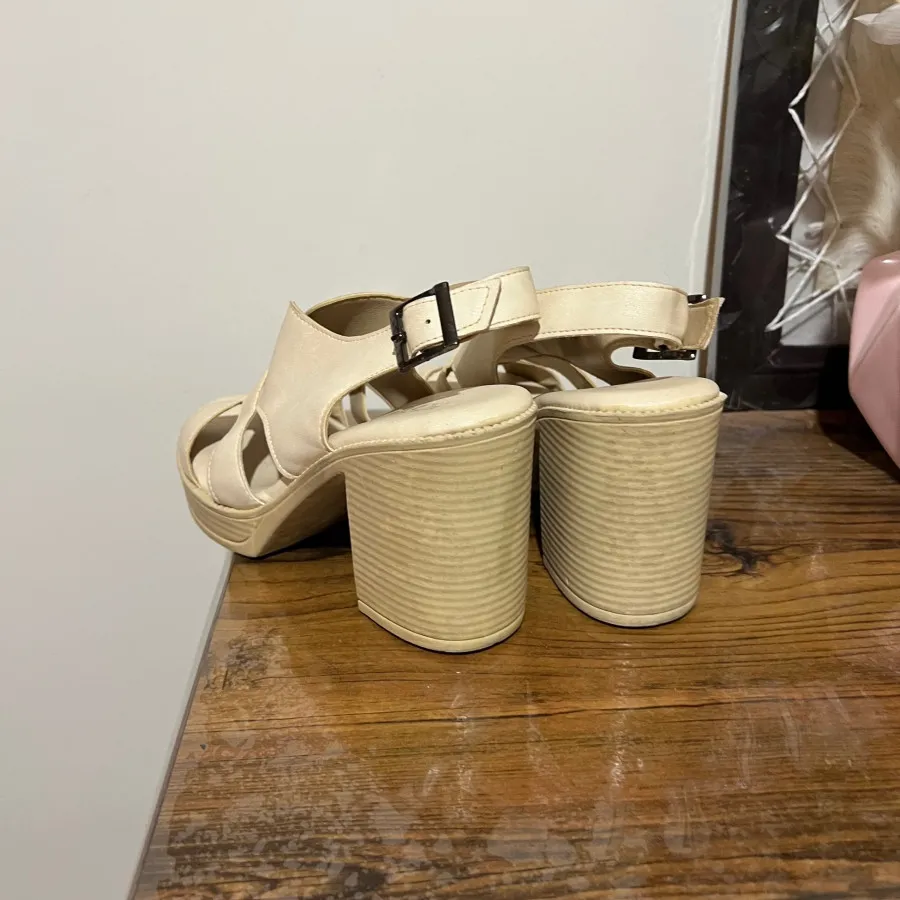 کفش پاشنه دار