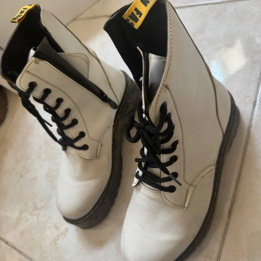 بوت سفید فوق زیبا 38