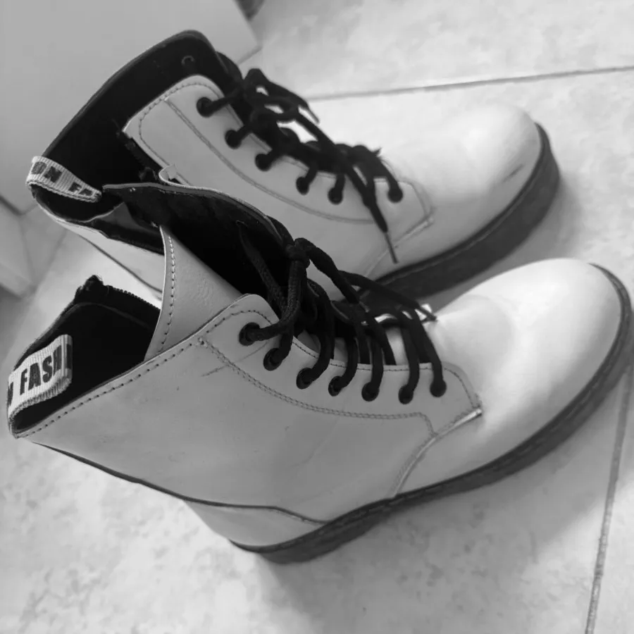 بوت سفید فوق زیبا 38