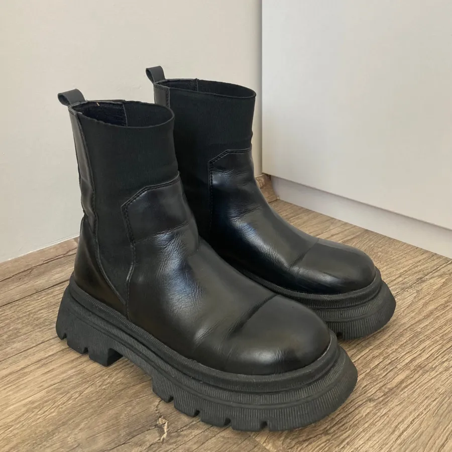 نیم بوت مشکی لژدار