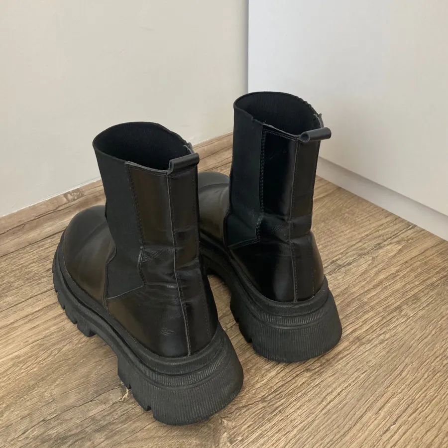 نیم بوت مشکی لژدار