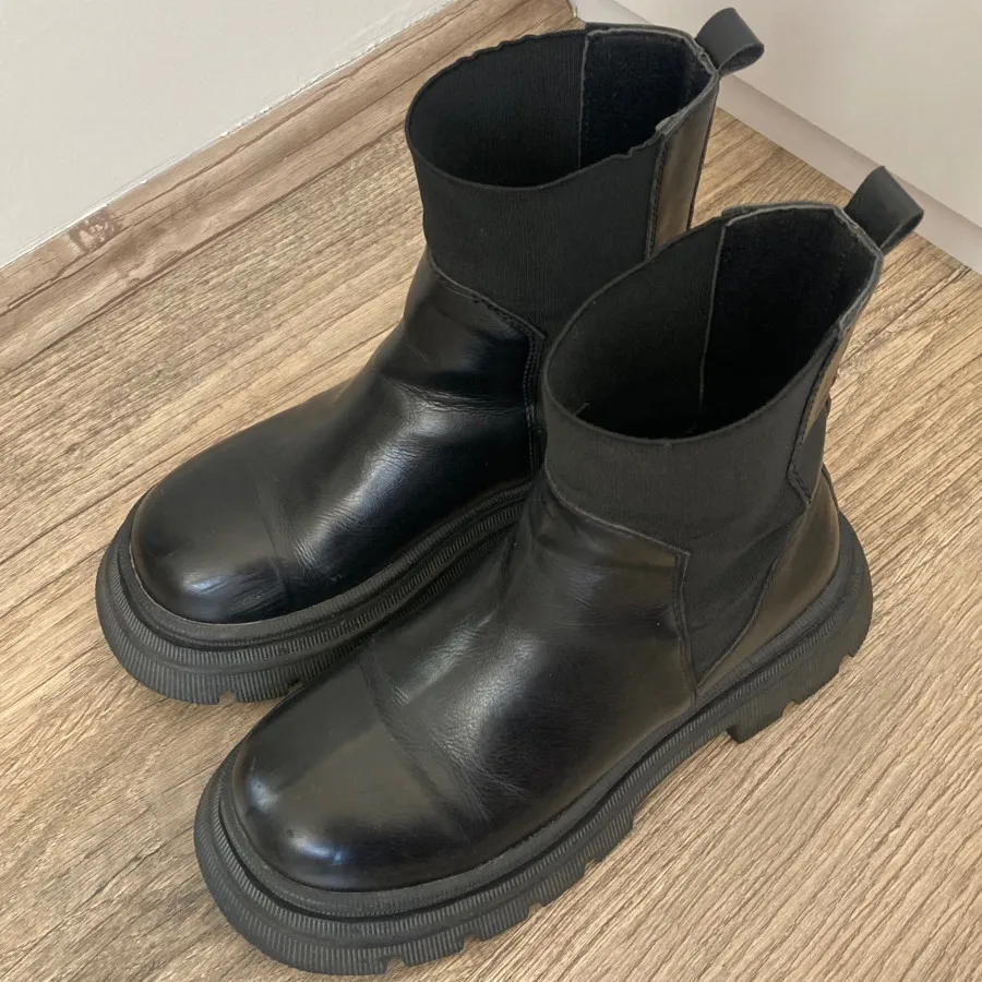 نیم بوت مشکی لژدار