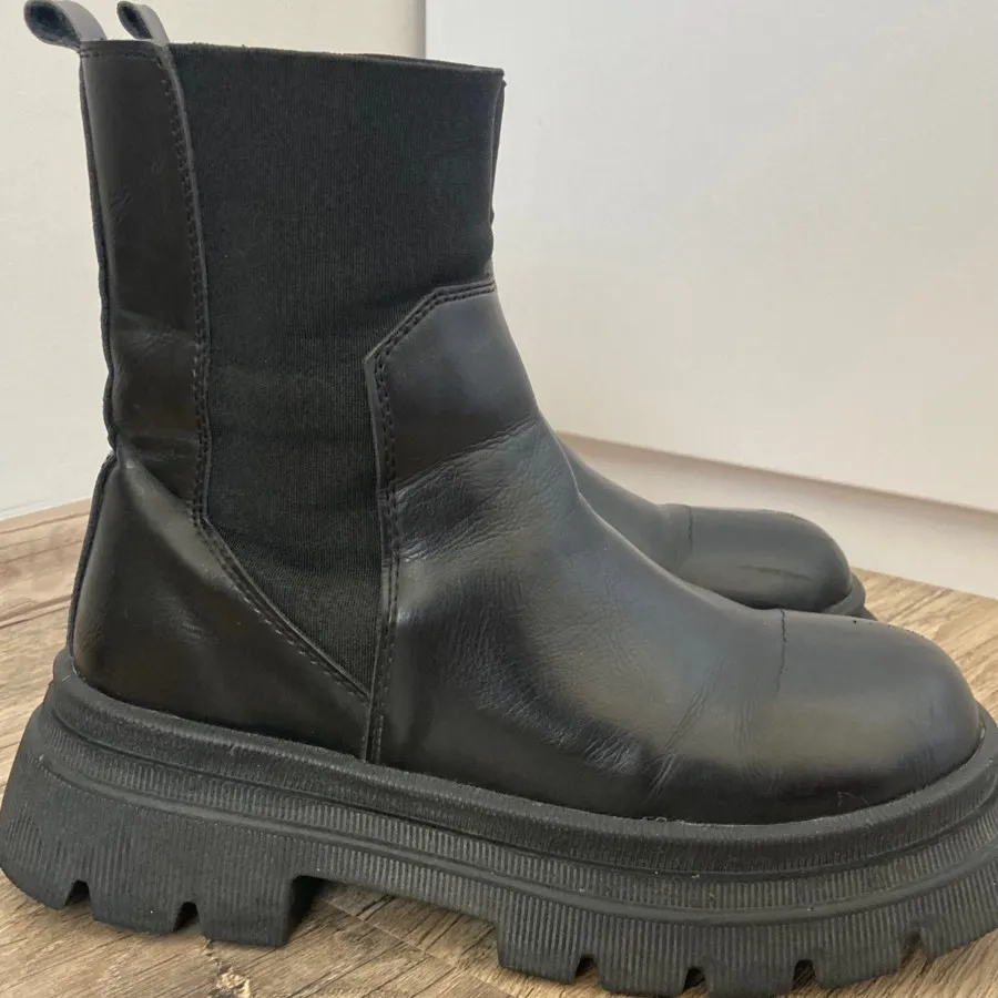 نیم بوت مشکی لژدار