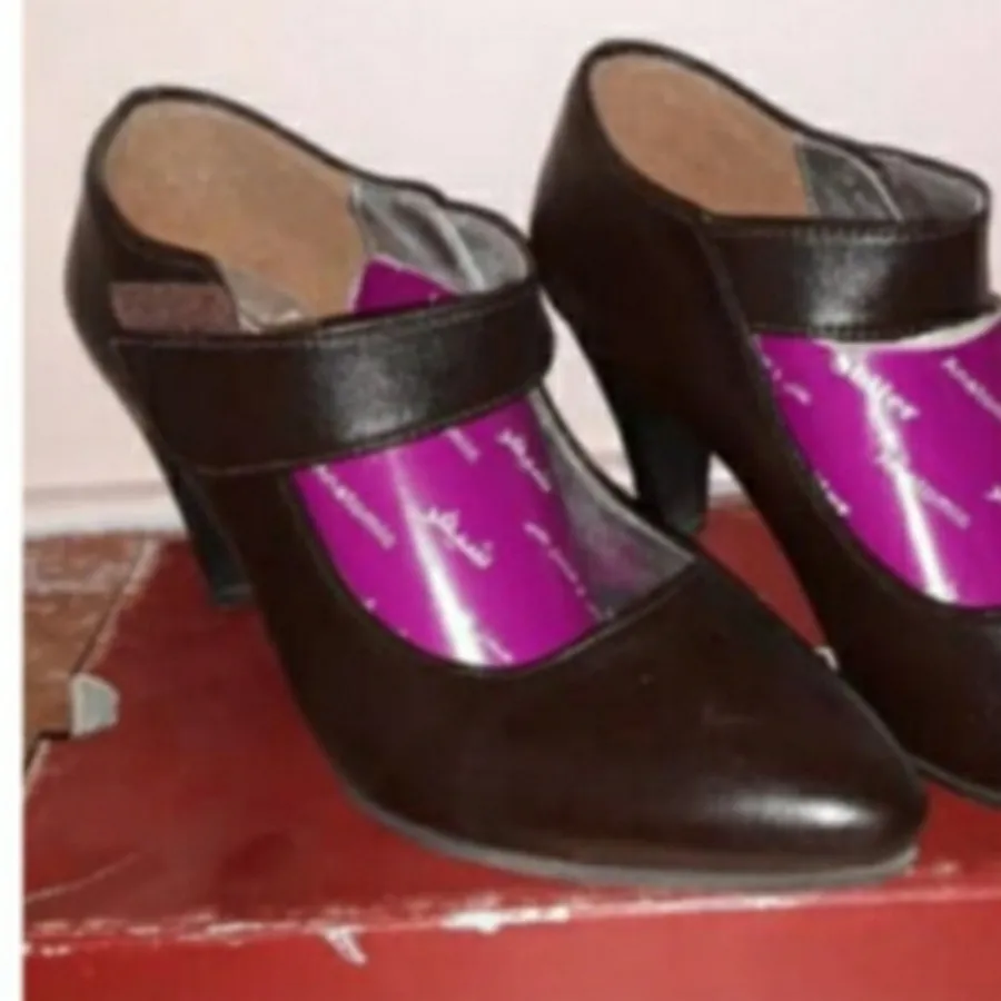 کفش قهوه ای