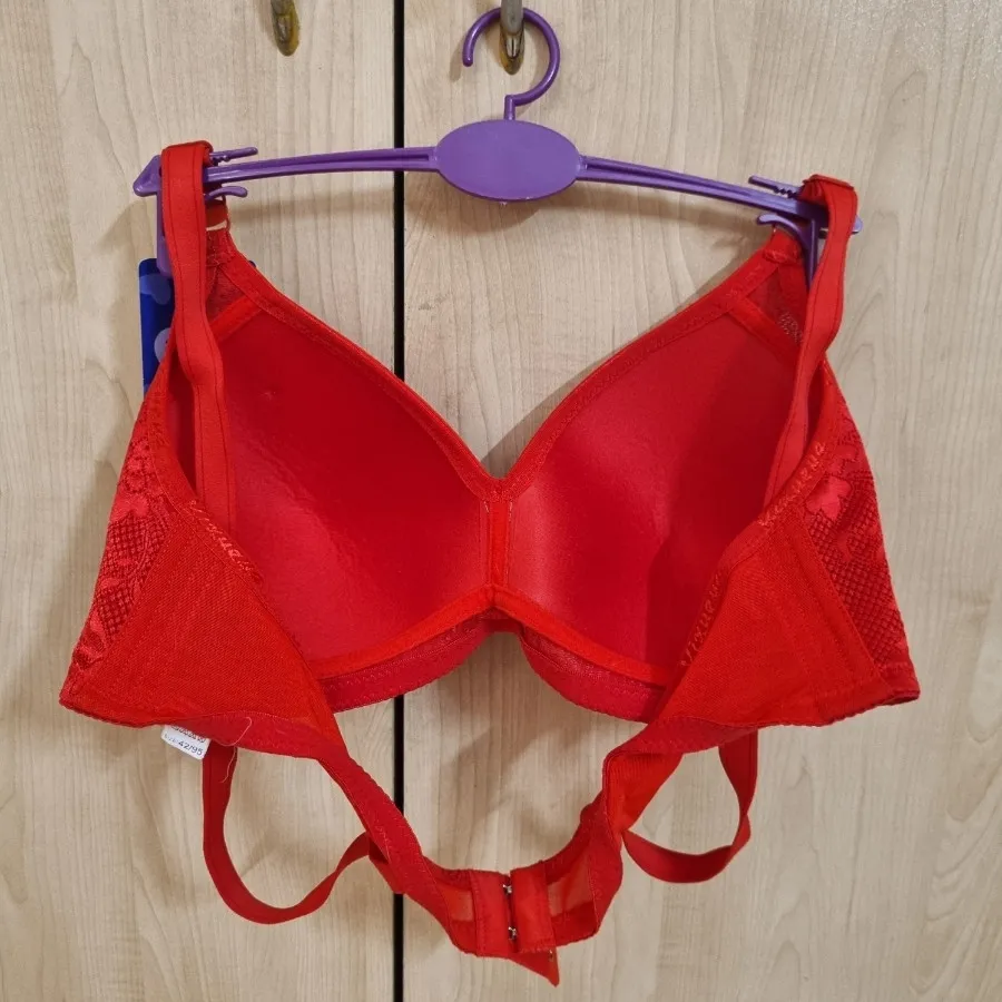 سوتین  قرمز