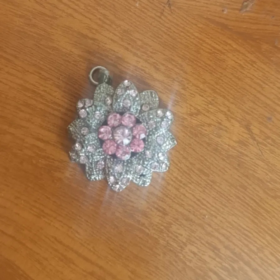 گوشواره سفید صورتی و پلاک