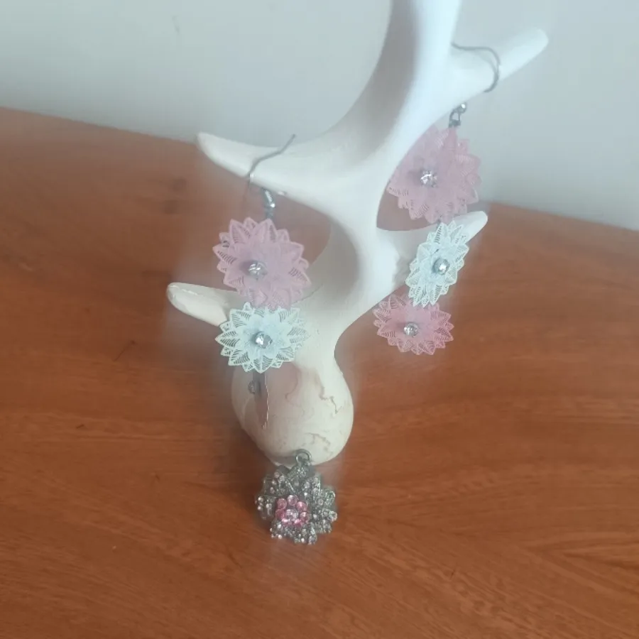 گوشواره سفید صورتی و پلاک