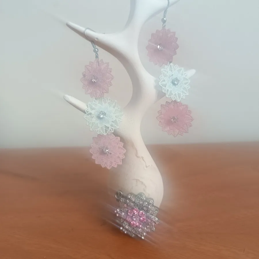 گوشواره سفید صورتی و پلاک