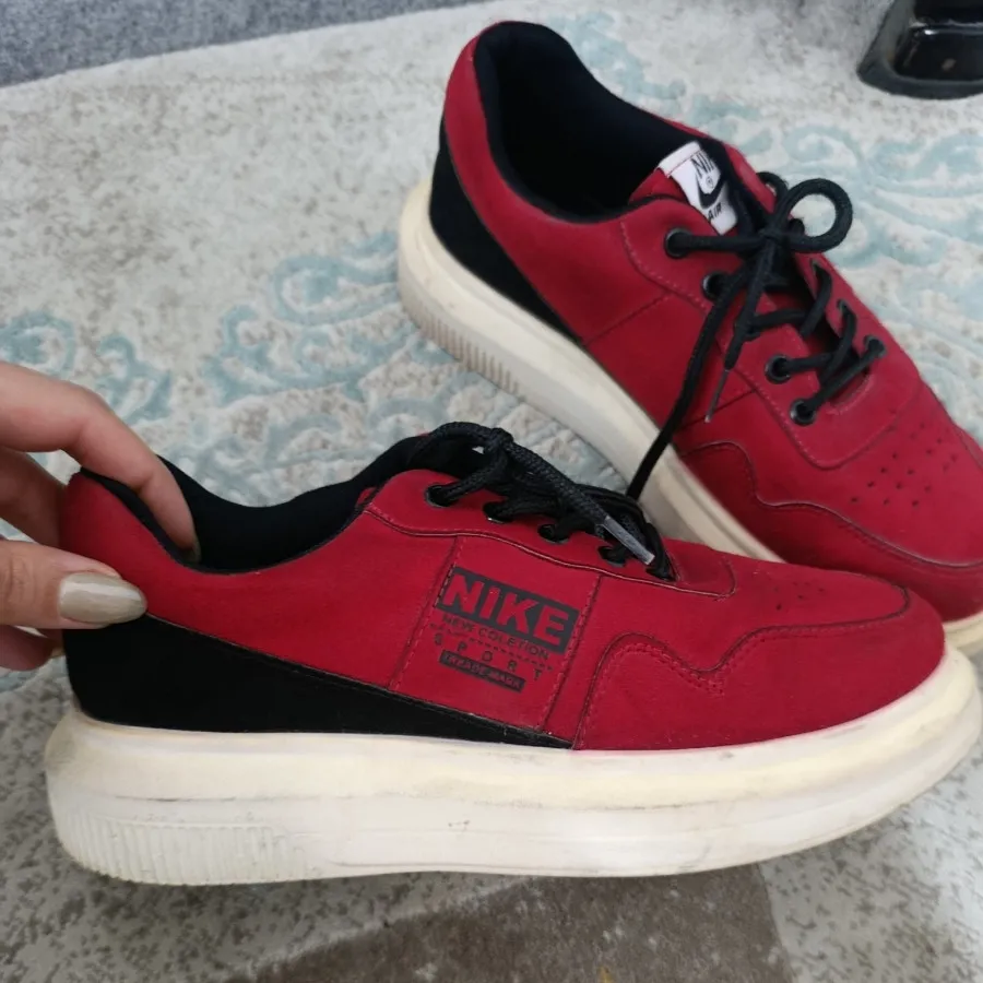 کفش اسپرت قرمز