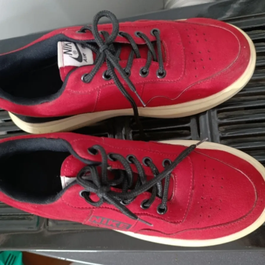 کفش اسپرت قرمز