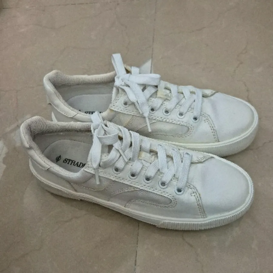 اسنیکرز استرادیواریوس