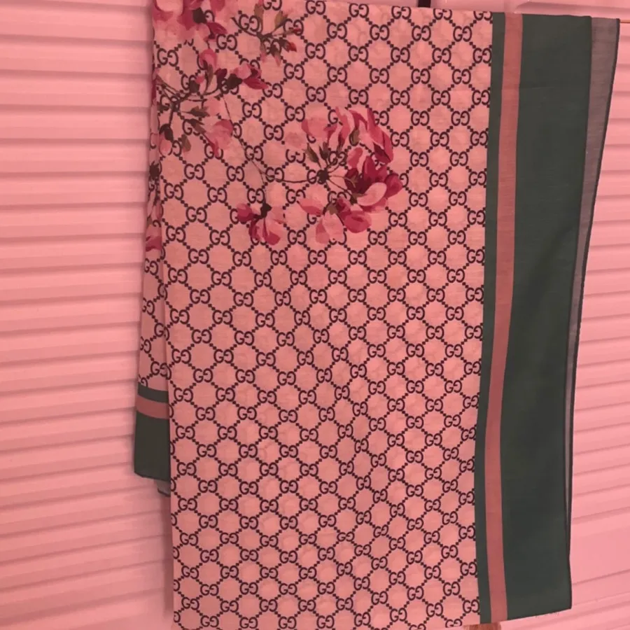 شال گوچی منگوله دار