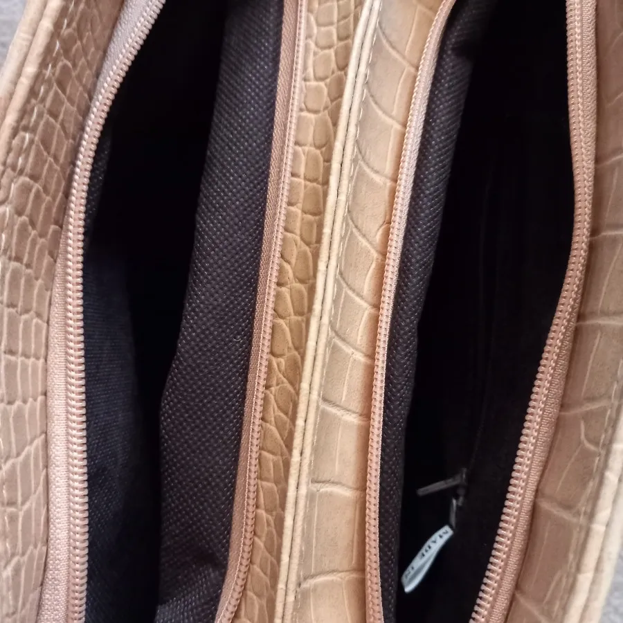 کیف دستی کرمی