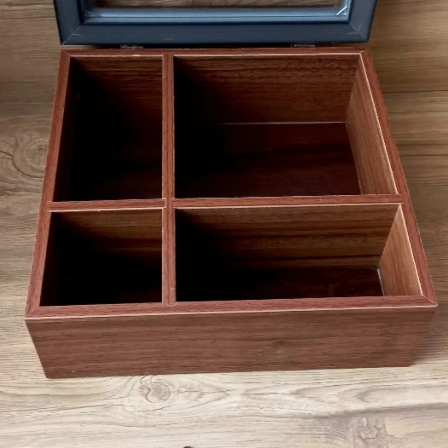 باکس چوبی درب دار