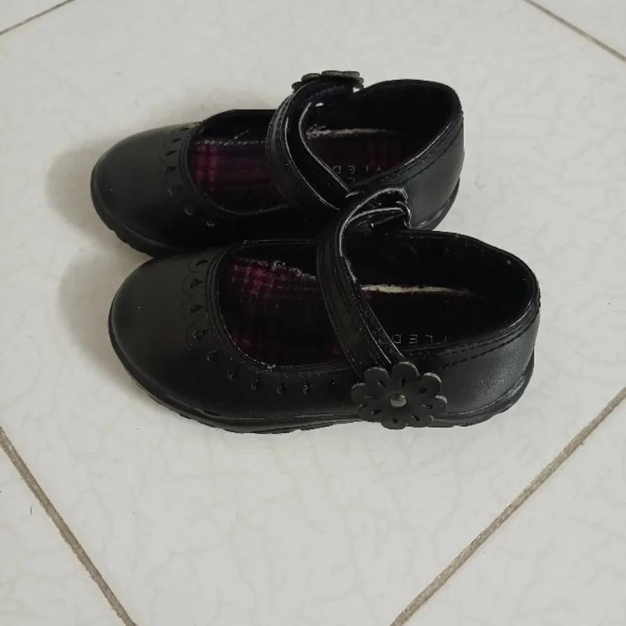 کفش بچه گانه