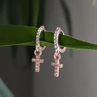 گوشواره حلقه‌ای کوچک صلیب