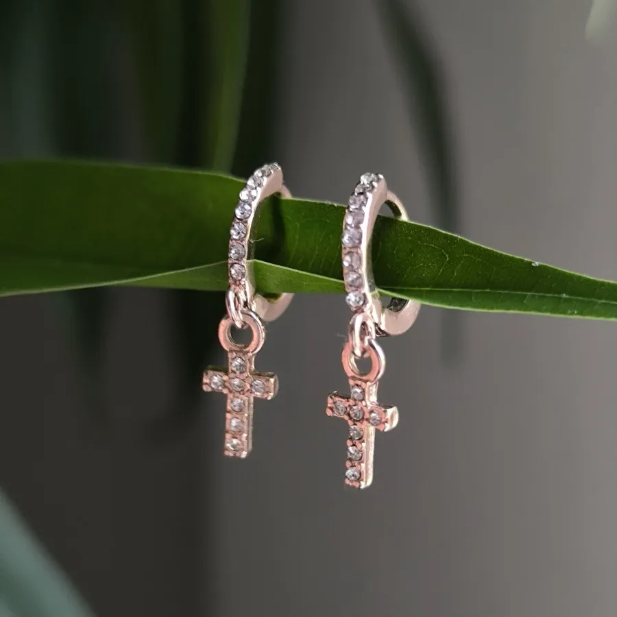 گوشواره حلقه‌ای کوچک صلیب