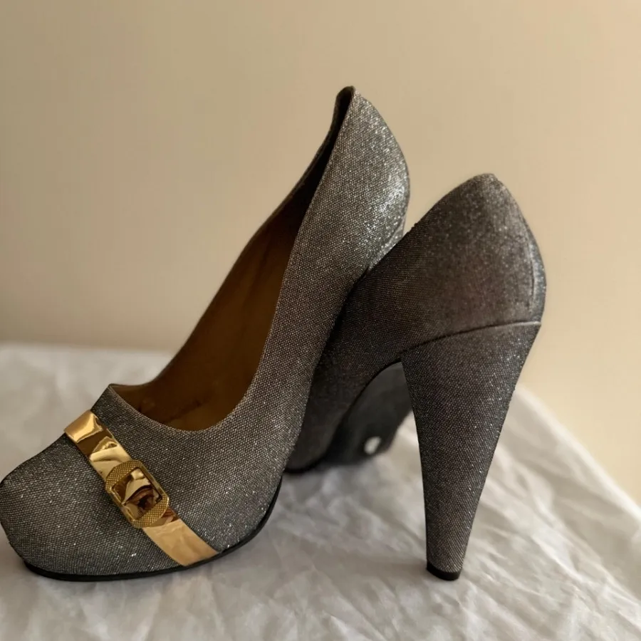 کفش نقره ای