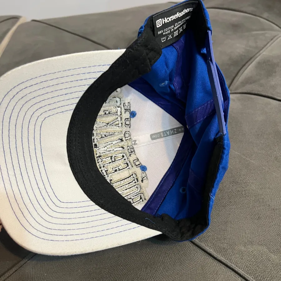 کلاه آبی و قرمز باهم