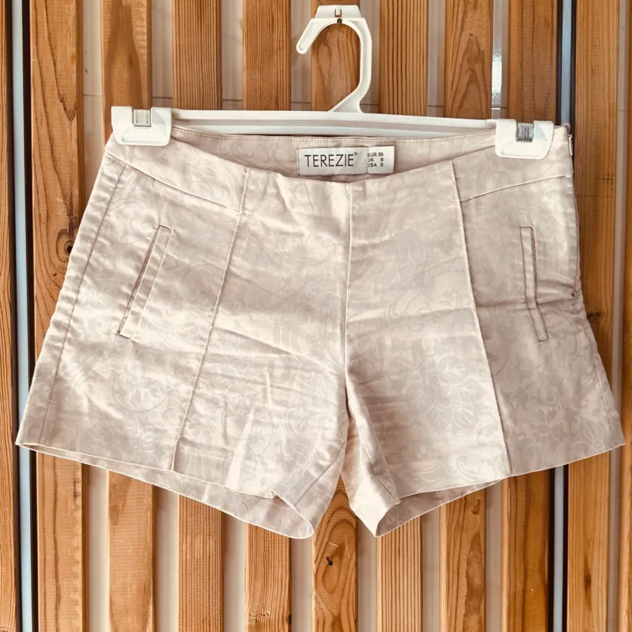 شلوارک مجلسی کرم