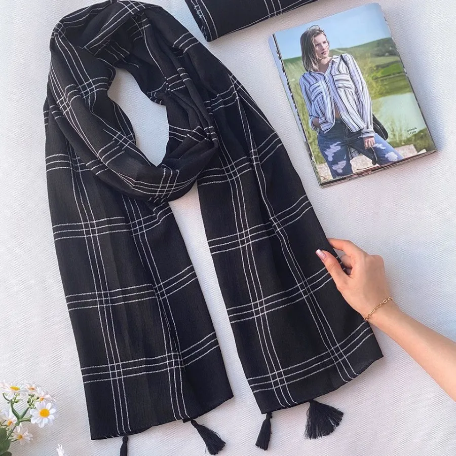 شال مشکی چهارخونه